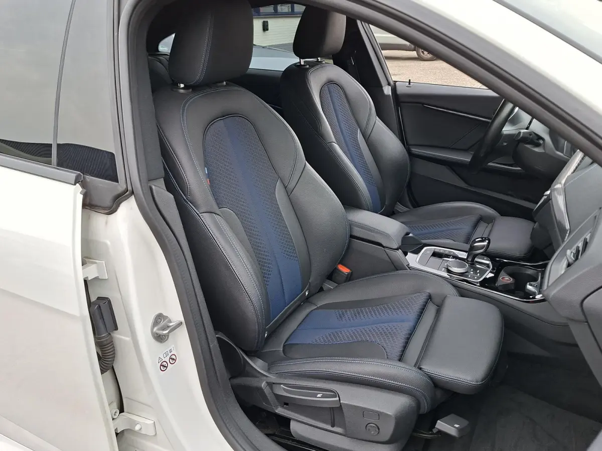 218i High Exe M-SPORTPAKKET Navigatie/Trekhaak/Carplay/19inch LM/Privacy Glass/Full LED/PDC v+a/Onderhoudshistorie