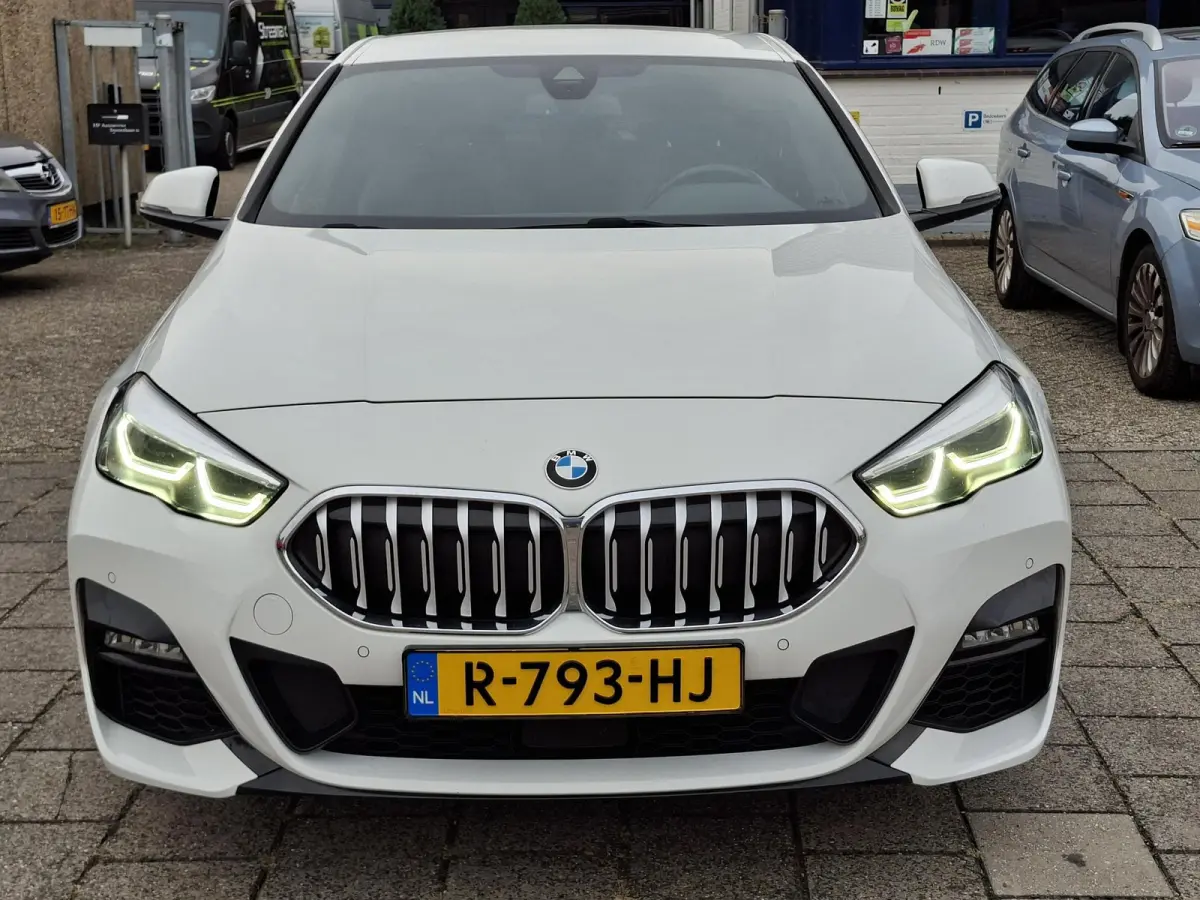 218i High Exe M-SPORTPAKKET Navigatie/Trekhaak/Carplay/19inch LM/Privacy Glass/Full LED/PDC v+a/Onderhoudshistorie