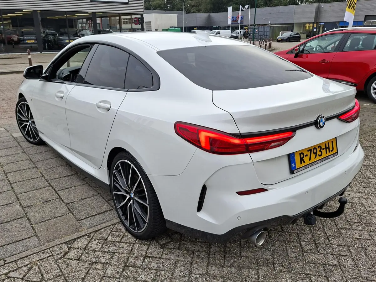 218i High Exe M-SPORTPAKKET Navigatie/Trekhaak/Carplay/19inch LM/Privacy Glass/Full LED/PDC v+a/Onderhoudshistorie
