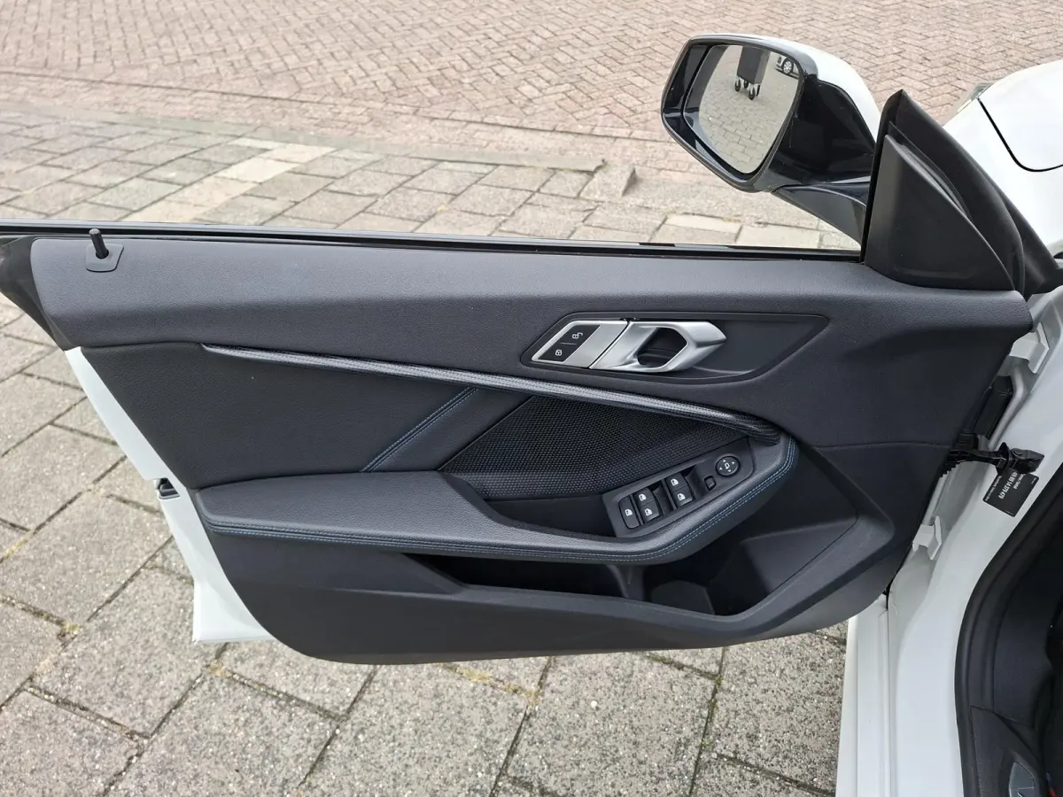 218i High Exe M-SPORTPAKKET Navigatie/Trekhaak/Carplay/19inch LM/Privacy Glass/Full LED/PDC v+a/Onderhoudshistorie