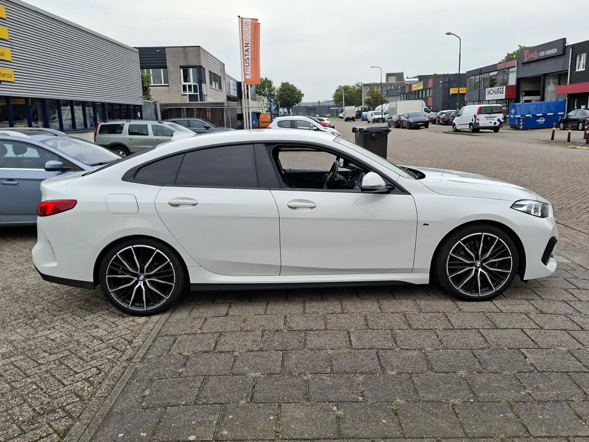 218i High Exe M-SPORTPAKKET Navigatie/Trekhaak/Carplay/19inch LM/Privacy Glass/Full LED/PDC v+a/Onderhoudshistorie