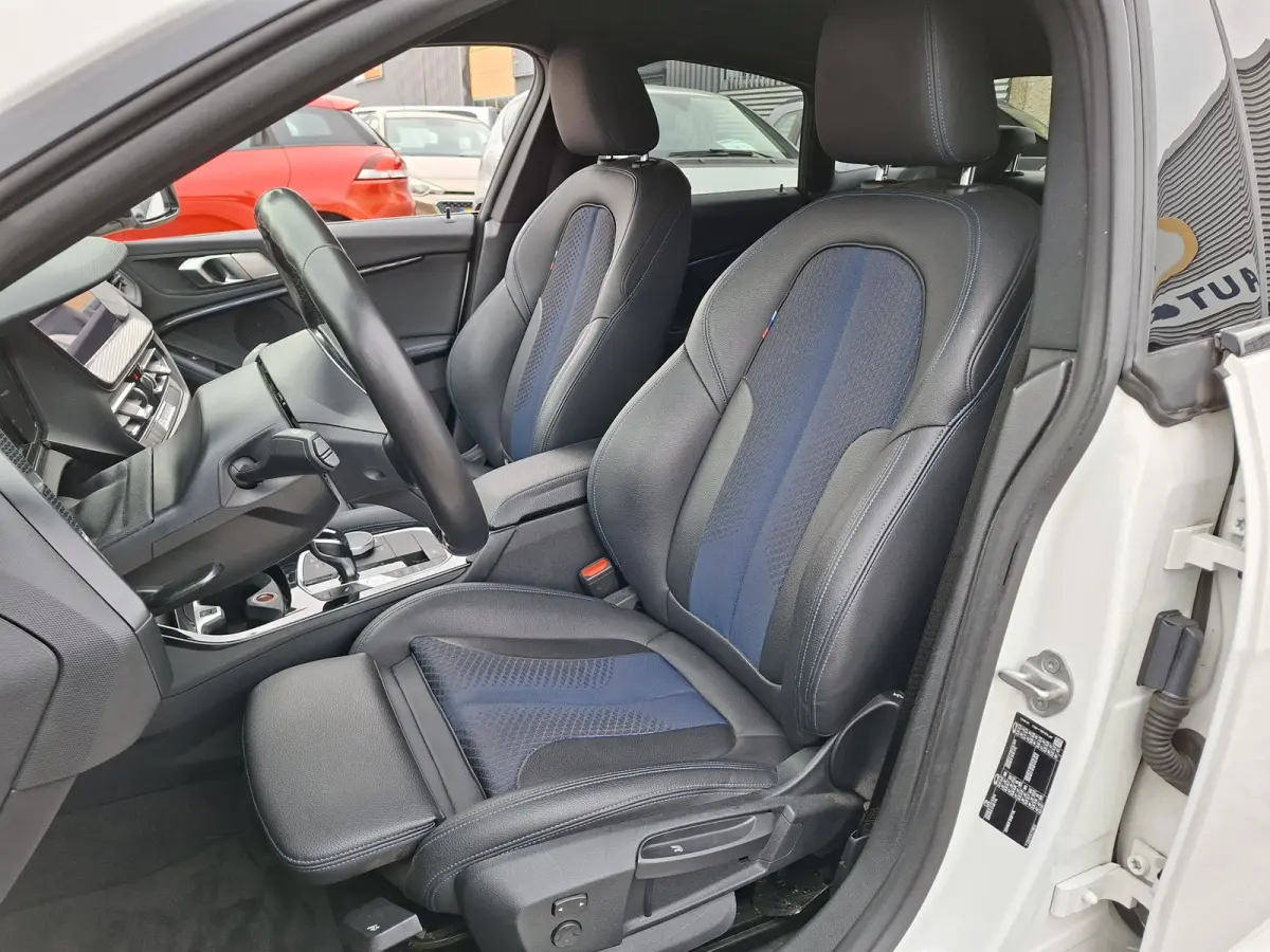 218i High Exe M-SPORTPAKKET Navigatie/Trekhaak/Carplay/19inch LM/Privacy Glass/Full LED/PDC v+a/Onderhoudshistorie