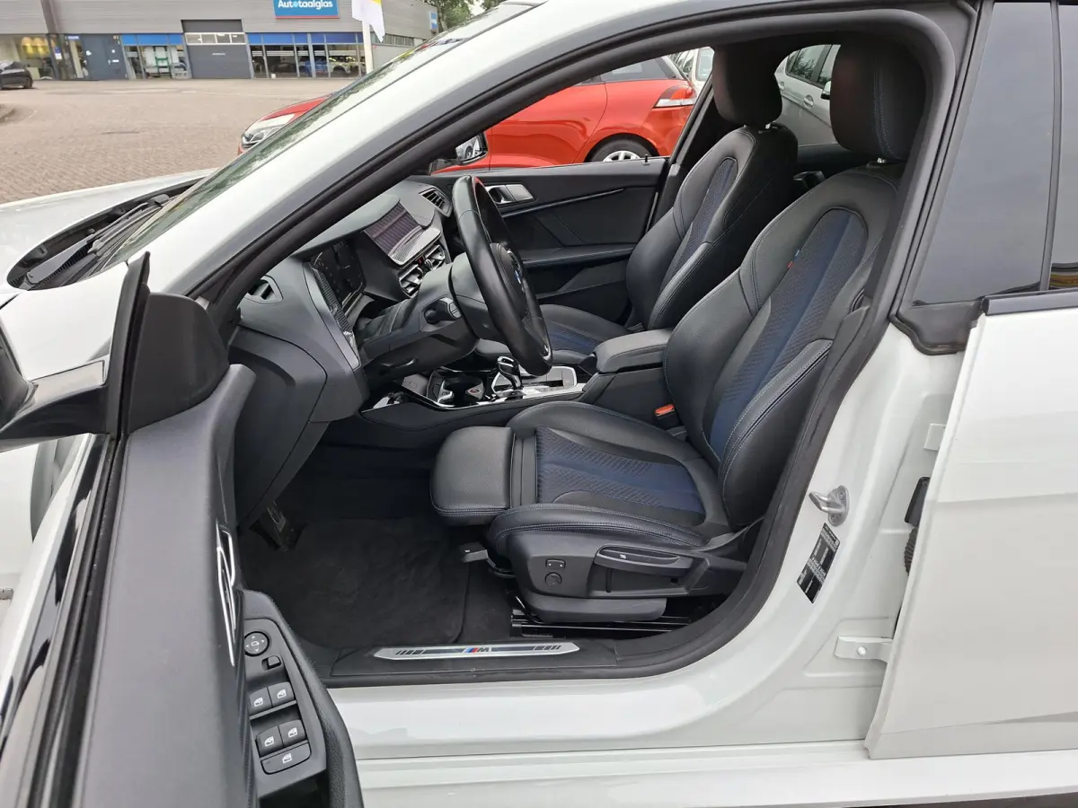 218i High Exe M-SPORTPAKKET Navigatie/Trekhaak/Carplay/19inch LM/Privacy Glass/Full LED/PDC v+a/Onderhoudshistorie
