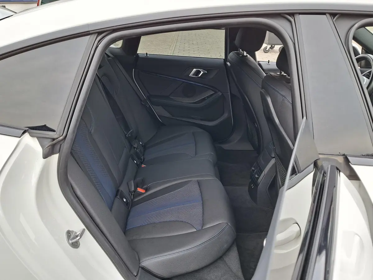 218i High Exe M-SPORTPAKKET Navigatie/Trekhaak/Carplay/19inch LM/Privacy Glass/Full LED/PDC v+a/Onderhoudshistorie
