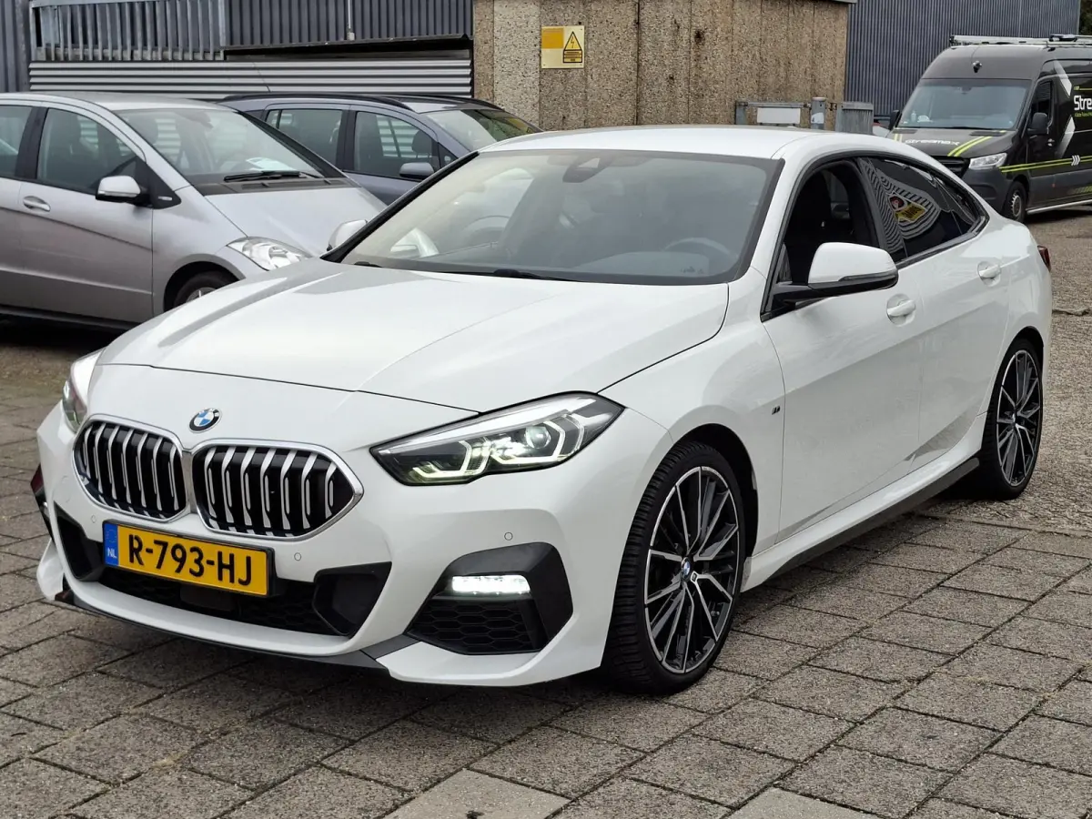218i High Exe M-SPORTPAKKET Navigatie/Trekhaak/Carplay/19inch LM/Privacy Glass/Full LED/PDC v+a/Onderhoudshistorie