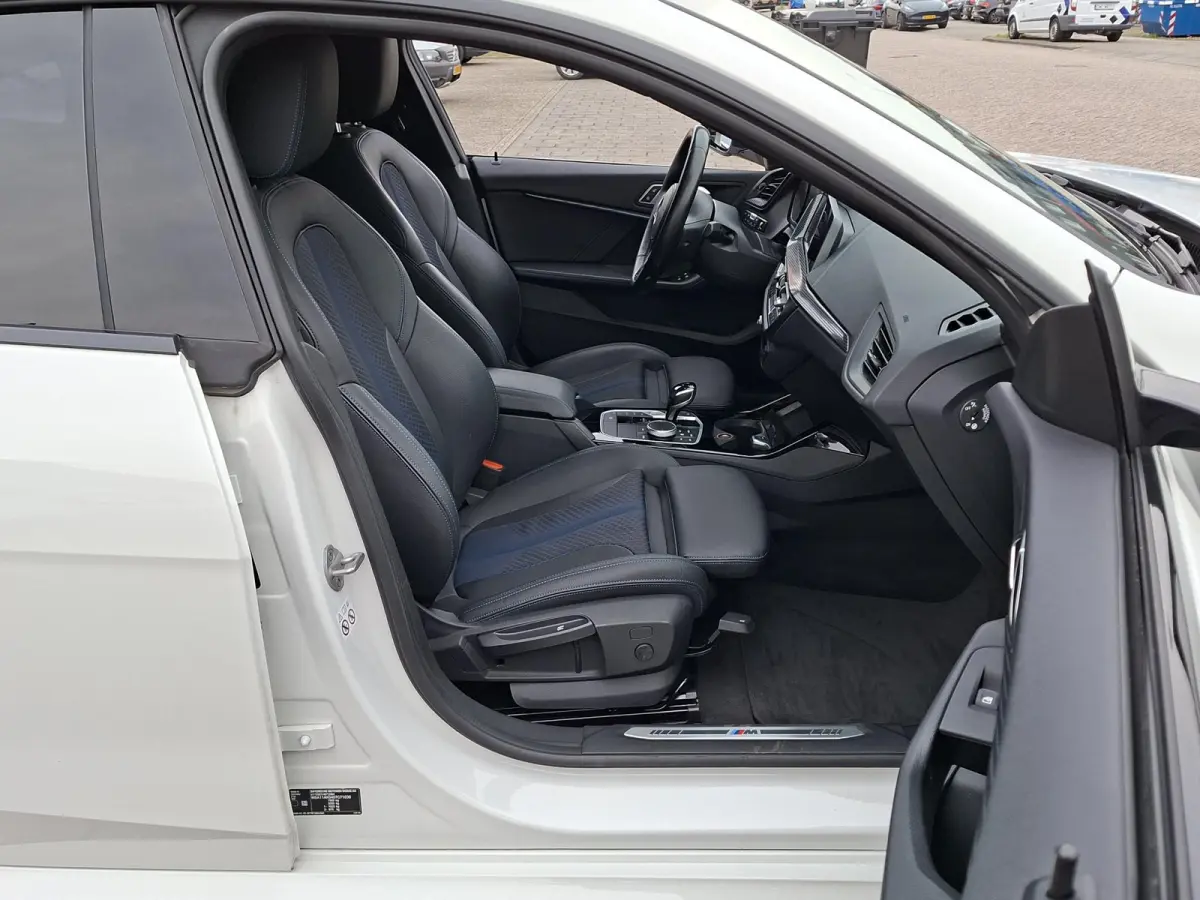 218i High Exe M-SPORTPAKKET Navigatie/Trekhaak/Carplay/19inch LM/Privacy Glass/Full LED/PDC v+a/Onderhoudshistorie