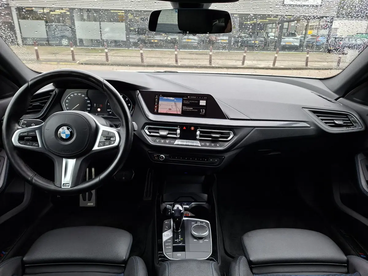 218i High Exe M-SPORTPAKKET Navigatie/Trekhaak/Carplay/19inch LM/Privacy Glass/Full LED/PDC v+a/Onderhoudshistorie
