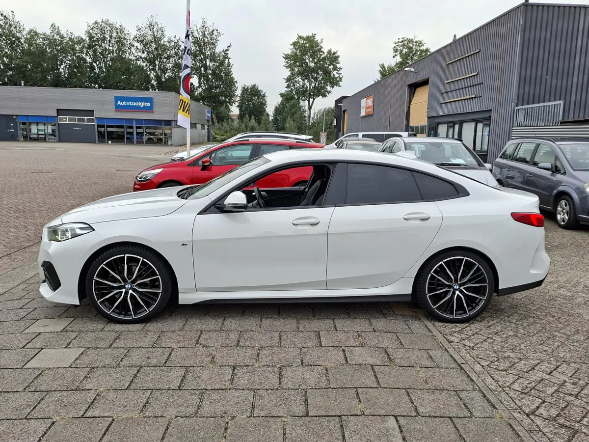 218i High Exe M-SPORTPAKKET Navigatie/Trekhaak/Carplay/19inch LM/Privacy Glass/Full LED/PDC v+a/Onderhoudshistorie