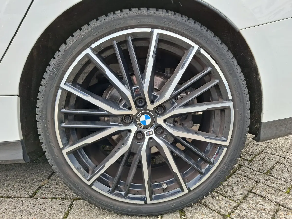 218i High Exe M-SPORTPAKKET Navigatie/Trekhaak/Carplay/19inch LM/Privacy Glass/Full LED/PDC v+a/Onderhoudshistorie