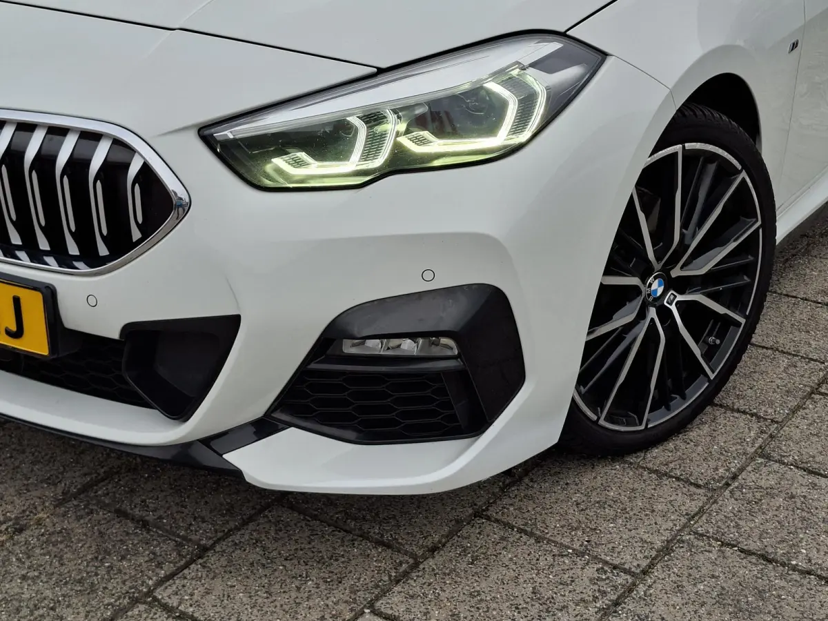 218i High Exe M-SPORTPAKKET Navigatie/Trekhaak/Carplay/19inch LM/Privacy Glass/Full LED/PDC v+a/Onderhoudshistorie