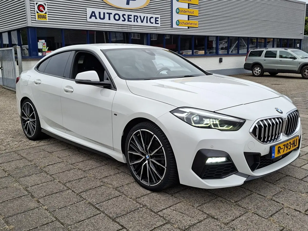 218i High Exe M-SPORTPAKKET Navigatie/Trekhaak/Carplay/19inch LM/Privacy Glass/Full LED/PDC v+a/Onderhoudshistorie