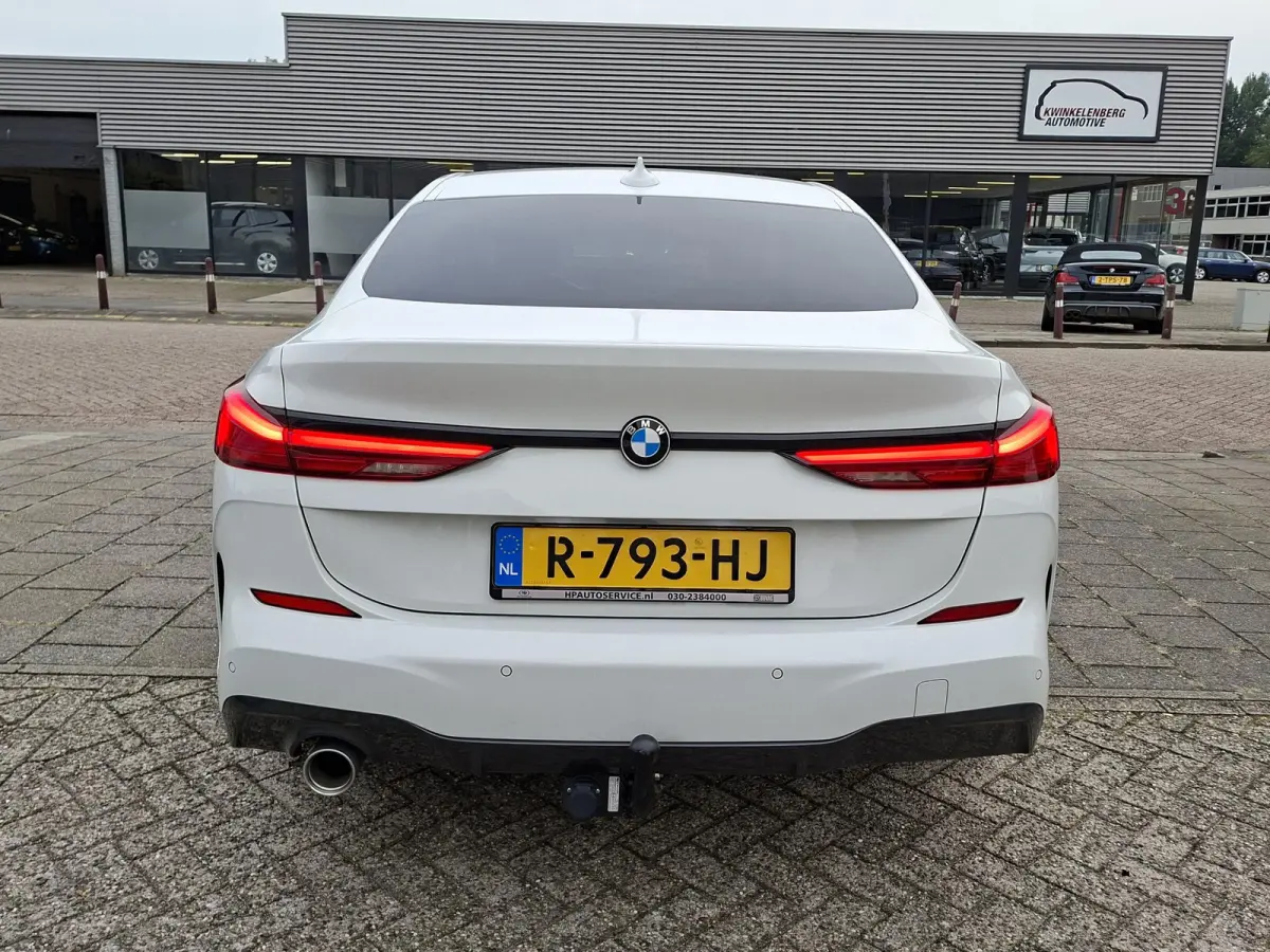218i High Exe M-SPORTPAKKET Navigatie/Trekhaak/Carplay/19inch LM/Privacy Glass/Full LED/PDC v+a/Onderhoudshistorie