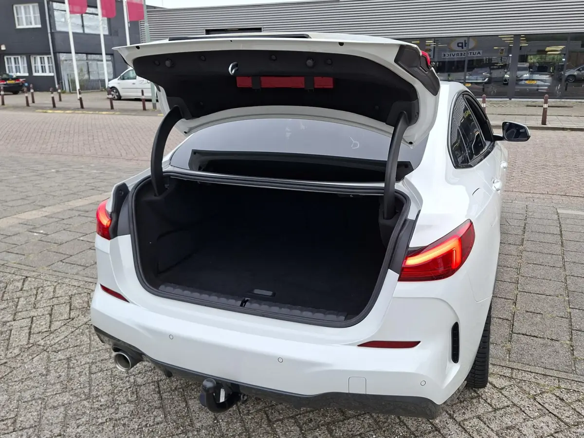 218i High Exe M-SPORTPAKKET Navigatie/Trekhaak/Carplay/19inch LM/Privacy Glass/Full LED/PDC v+a/Onderhoudshistorie