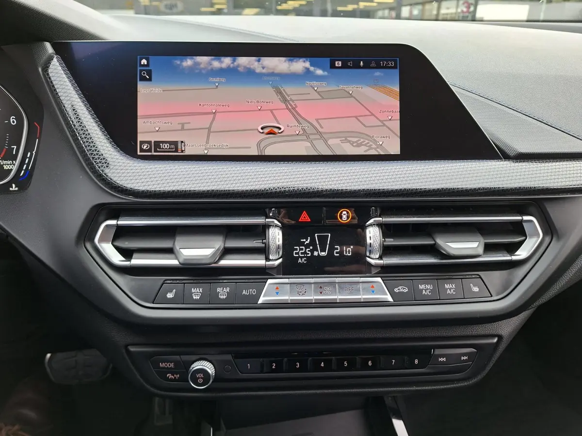 218i High Exe M-SPORTPAKKET Navigatie/Trekhaak/Carplay/19inch LM/Privacy Glass/Full LED/PDC v+a/Onderhoudshistorie