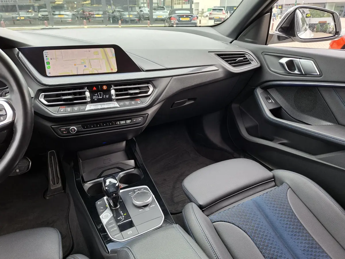 218i High Exe M-SPORTPAKKET Navigatie/Trekhaak/Carplay/19inch LM/Privacy Glass/Full LED/PDC v+a/Onderhoudshistorie