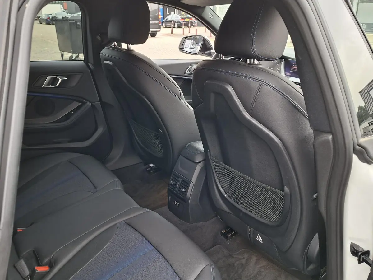 218i High Exe M-SPORTPAKKET Navigatie/Trekhaak/Carplay/19inch LM/Privacy Glass/Full LED/PDC v+a/Onderhoudshistorie