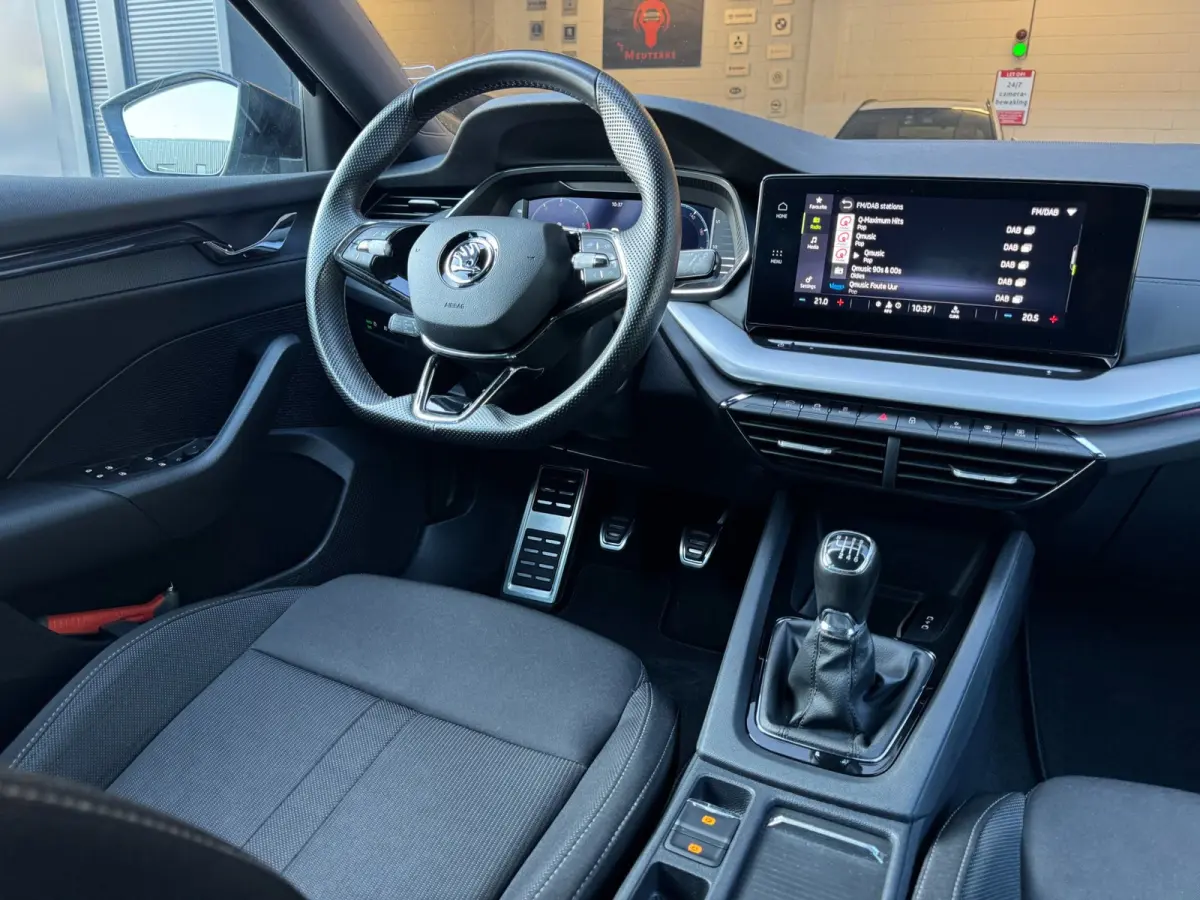 1.0 TSI Sport Business / NAP!! / ADAPTIVE / TREKHAAK / STUURVERW. / CARPLAY / SFEER / P.SENSOR V+A / KEYLESS !
