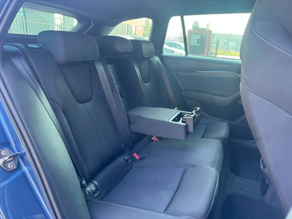 1.0 TSI Sport Business / NAP!! / ADAPTIVE / TREKHAAK / STUURVERW. / CARPLAY / SFEER / P.SENSOR V+A / KEYLESS !