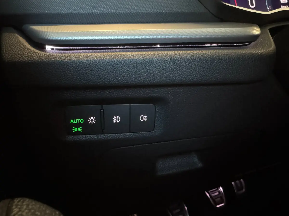 1.0 TSI Sport Business / NAP!! / ADAPTIVE / TREKHAAK / STUURVERW. / CARPLAY / SFEER / P.SENSOR V+A / KEYLESS !