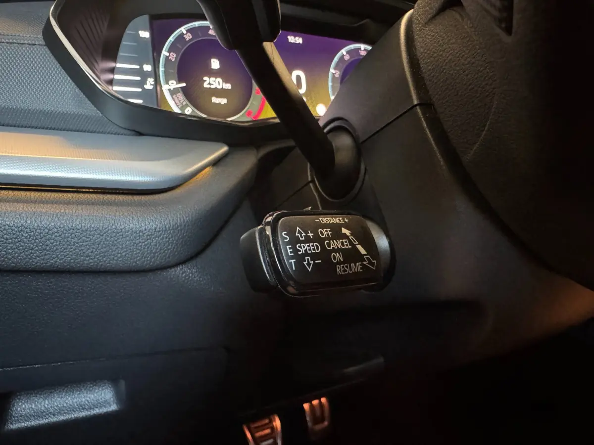 1.0 TSI Sport Business / NAP!! / ADAPTIVE / TREKHAAK / STUURVERW. / CARPLAY / SFEER / P.SENSOR V+A / KEYLESS !