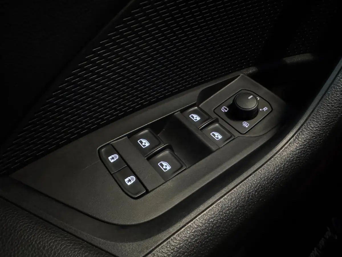 1.0 TSI Sport Business / NAP!! / ADAPTIVE / TREKHAAK / STUURVERW. / CARPLAY / SFEER / P.SENSOR V+A / KEYLESS !