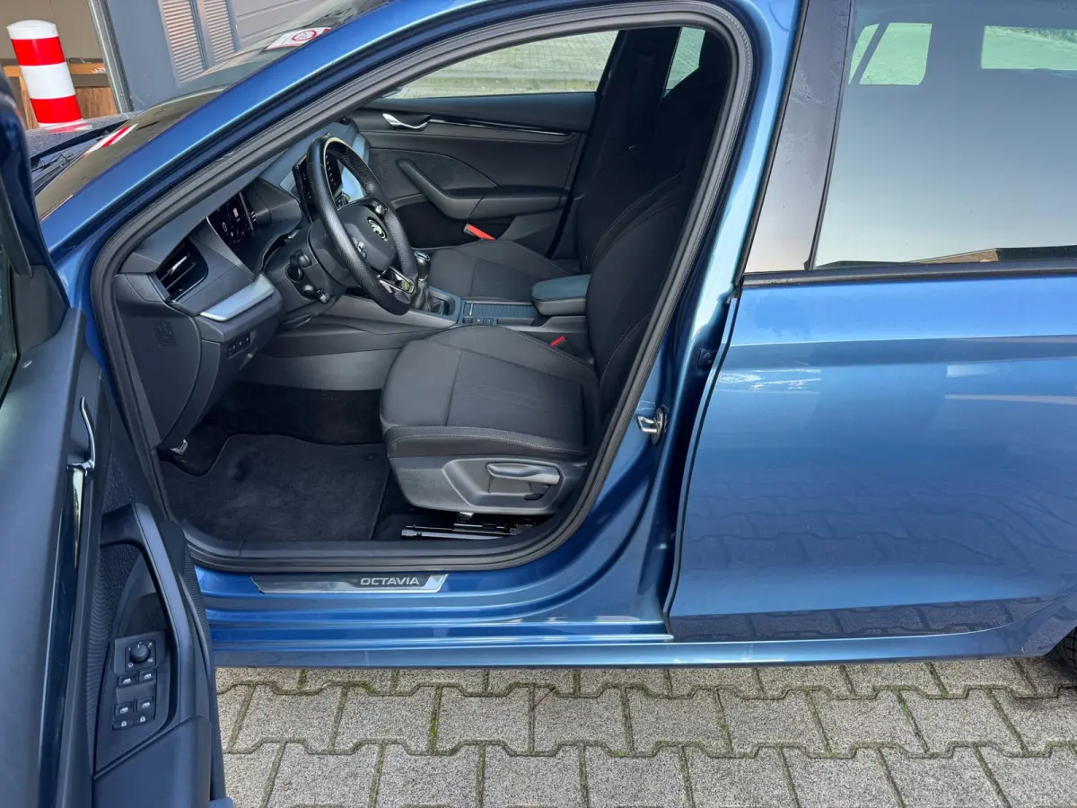 1.0 TSI Sport Business / NAP!! / ADAPTIVE / TREKHAAK / STUURVERW. / CARPLAY / SFEER / P.SENSOR V+A / KEYLESS !