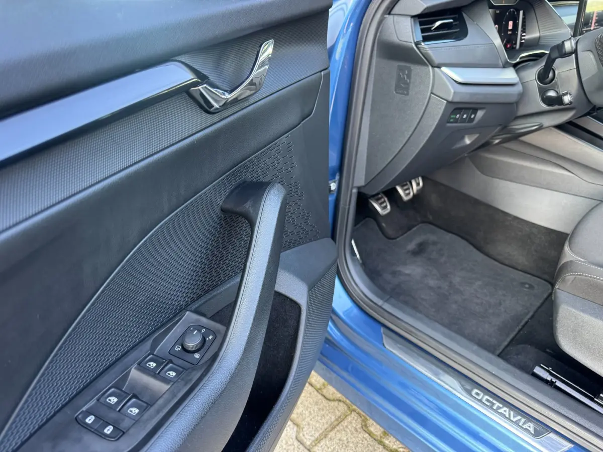1.0 TSI Sport Business / NAP!! / ADAPTIVE / TREKHAAK / STUURVERW. / CARPLAY / SFEER / P.SENSOR V+A / KEYLESS !