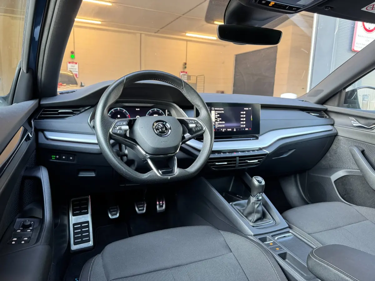 1.0 TSI Sport Business / NAP!! / ADAPTIVE / TREKHAAK / STUURVERW. / CARPLAY / SFEER / P.SENSOR V+A / KEYLESS !