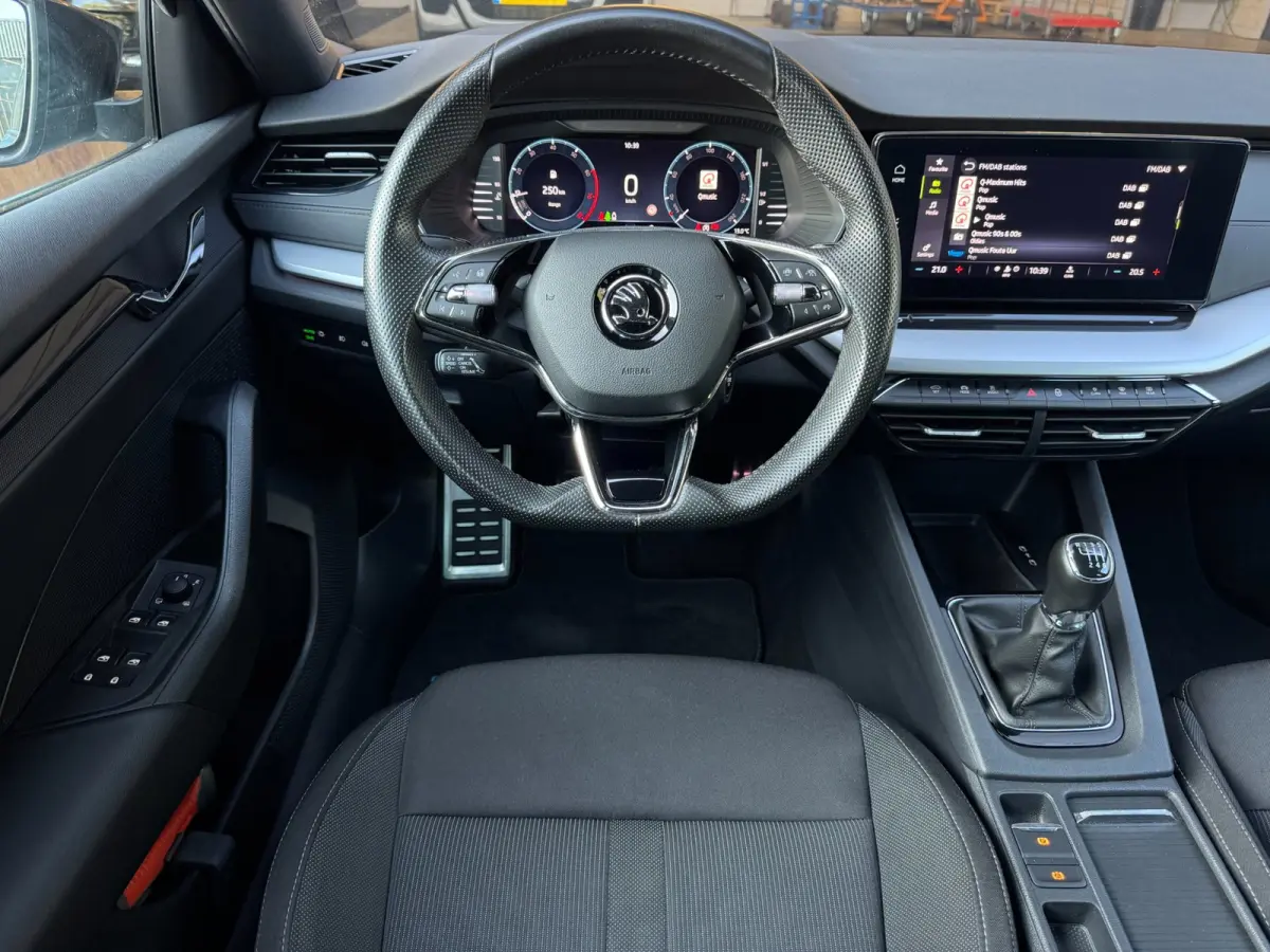 1.0 TSI Sport Business / NAP!! / ADAPTIVE / TREKHAAK / STUURVERW. / CARPLAY / SFEER / P.SENSOR V+A / KEYLESS !