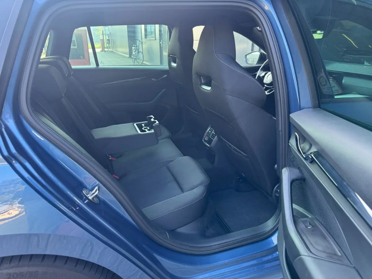 1.0 TSI Sport Business / NAP!! / ADAPTIVE / TREKHAAK / STUURVERW. / CARPLAY / SFEER / P.SENSOR V+A / KEYLESS !