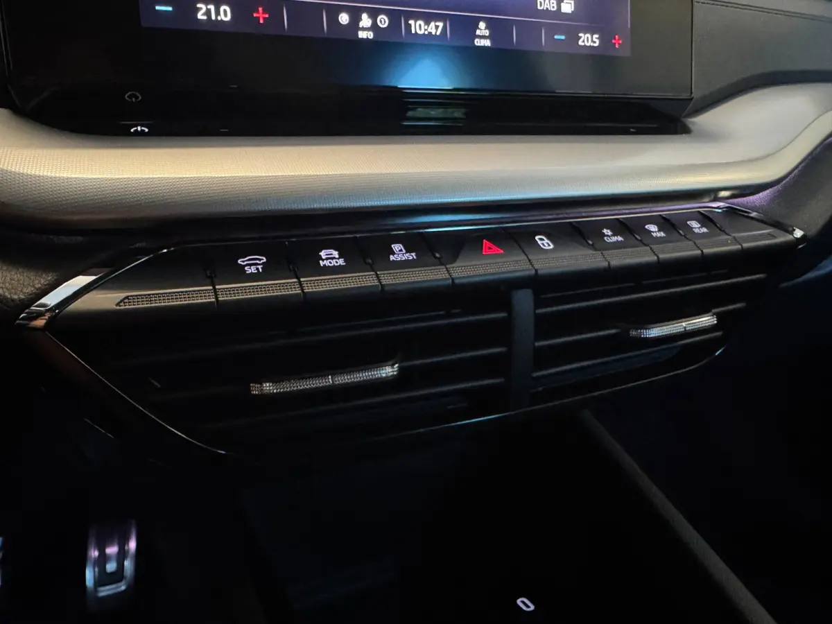 1.0 TSI Sport Business / NAP!! / ADAPTIVE / TREKHAAK / STUURVERW. / CARPLAY / SFEER / P.SENSOR V+A / KEYLESS !