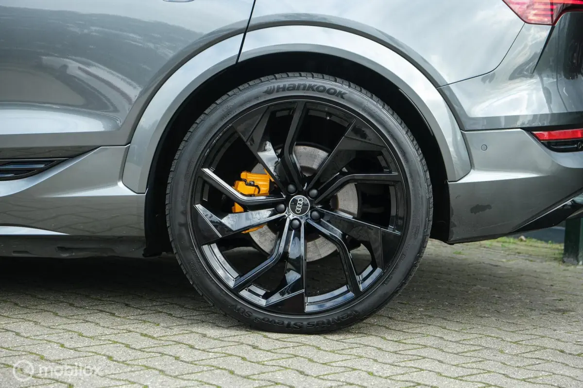 55 quattro S edition 95 kWh | HUD | Bang & Olufsen | RS-zetels | Nightvision | 23" velgen | Pano | 360 camera | Digital Matrix Led | Clima achterin | Stoel en stuurwielverw. | Unieke S Look