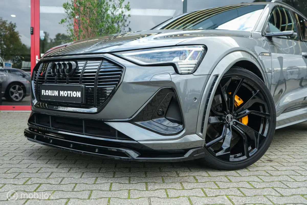 55 quattro S edition 95 kWh | HUD | Bang & Olufsen | RS-zetels | Nightvision | 23" velgen | Pano | 360 camera | Digital Matrix Led | Clima achterin | Stoel en stuurwielverw. | Unieke S Look