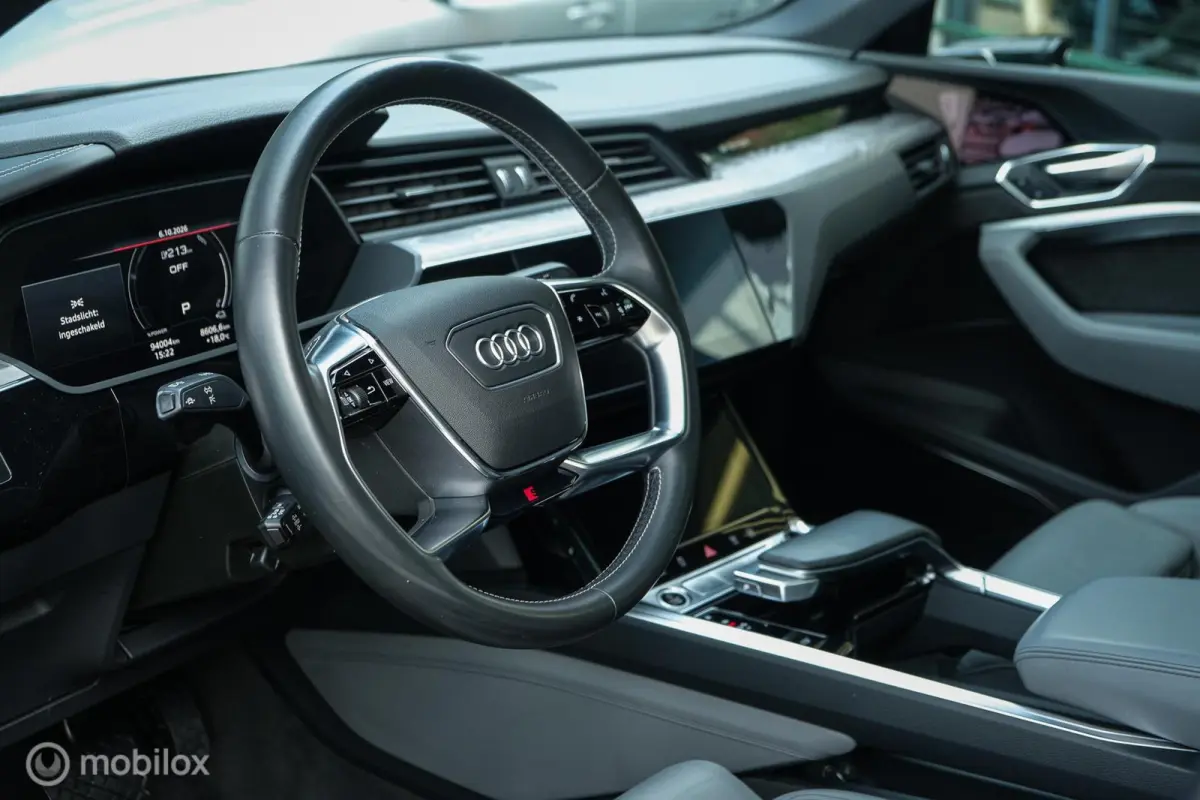 55 quattro S edition 95 kWh | HUD | Bang & Olufsen | RS-zetels | Nightvision | 23" velgen | Pano | 360 camera | Digital Matrix Led | Clima achterin | Stoel en stuurwielverw. | Unieke S Look