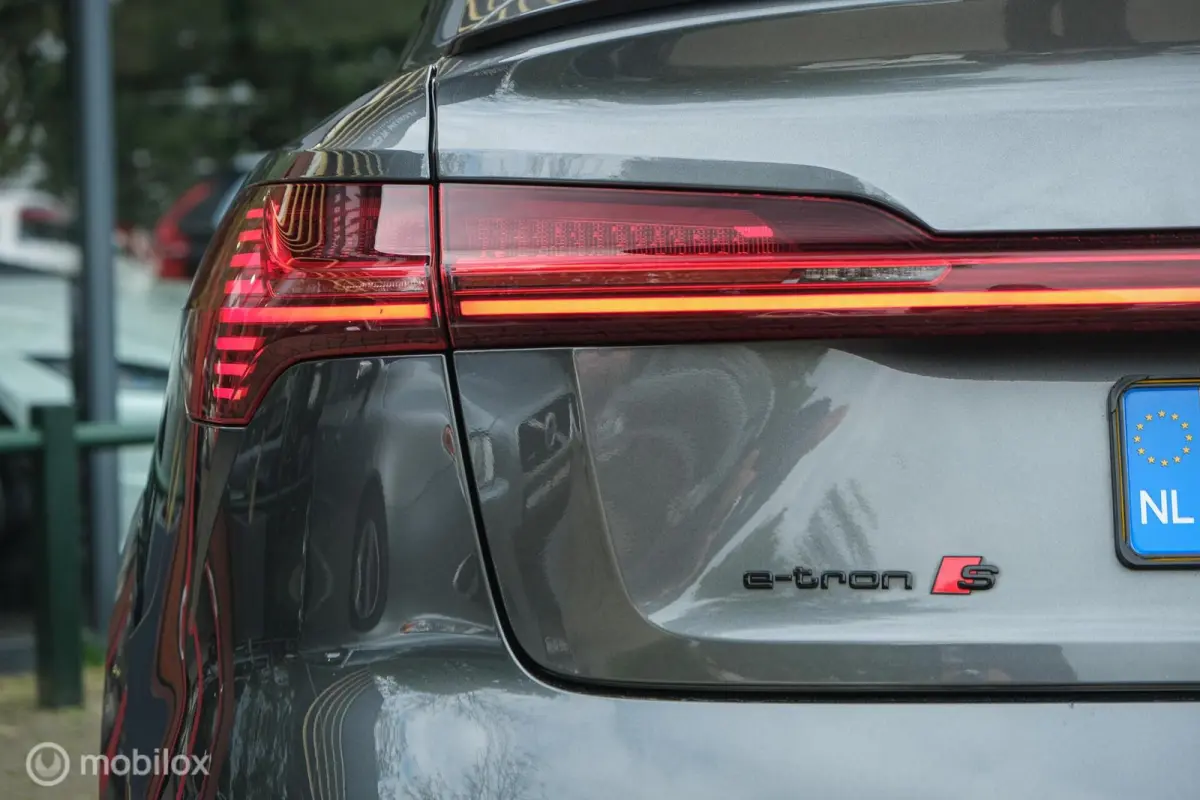 55 quattro S edition 95 kWh | HUD | Bang & Olufsen | RS-zetels | Nightvision | 23" velgen | Pano | 360 camera | Digital Matrix Led | Clima achterin | Stoel en stuurwielverw. | Unieke S Look