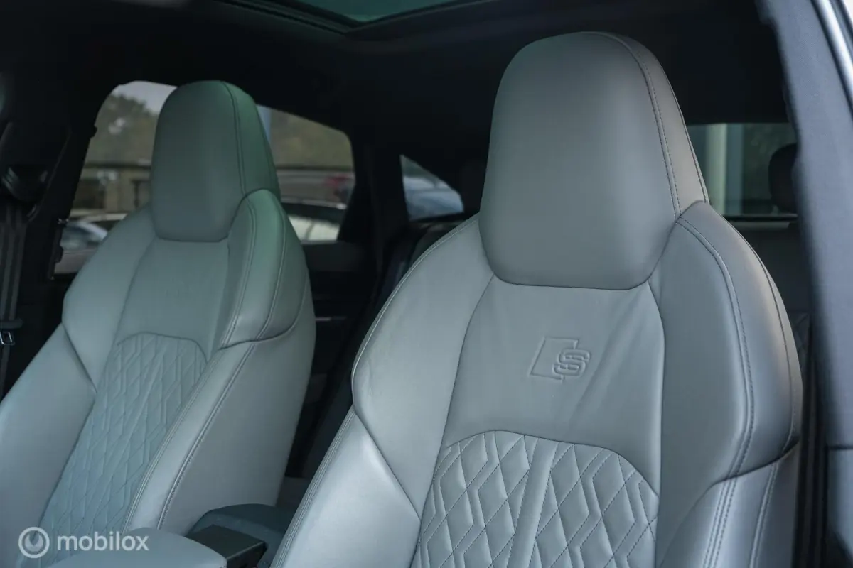 55 quattro S edition 95 kWh | HUD | Bang & Olufsen | RS-zetels | Nightvision | 23" velgen | Pano | 360 camera | Digital Matrix Led | Clima achterin | Stoel en stuurwielverw. | Unieke S Look