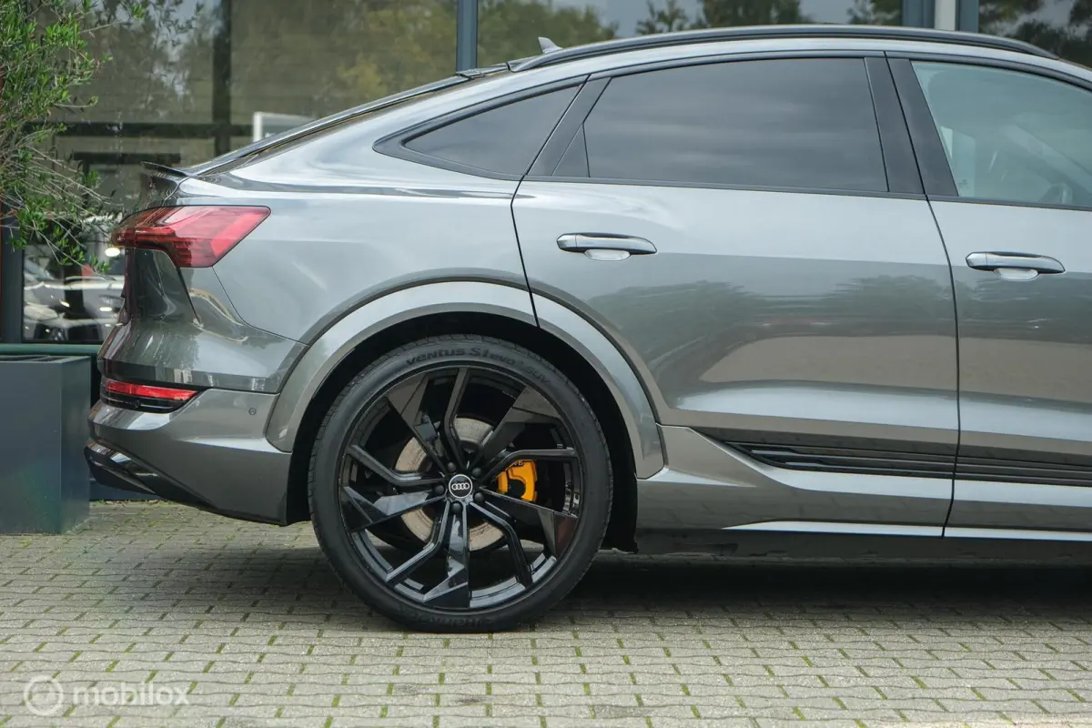 55 quattro S edition 95 kWh | HUD | Bang & Olufsen | RS-zetels | Nightvision | 23" velgen | Pano | 360 camera | Digital Matrix Led | Clima achterin | Stoel en stuurwielverw. | Unieke S Look