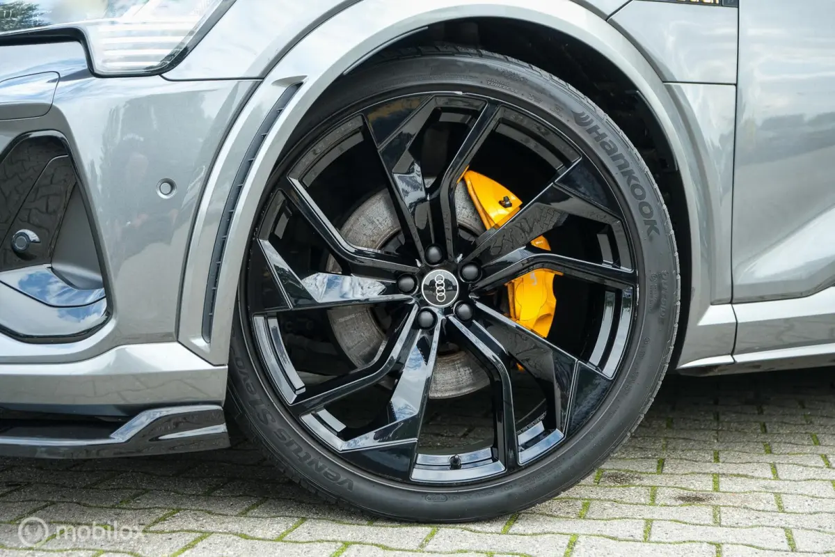 55 quattro S edition 95 kWh | HUD | Bang & Olufsen | RS-zetels | Nightvision | 23" velgen | Pano | 360 camera | Digital Matrix Led | Clima achterin | Stoel en stuurwielverw. | Unieke S Look