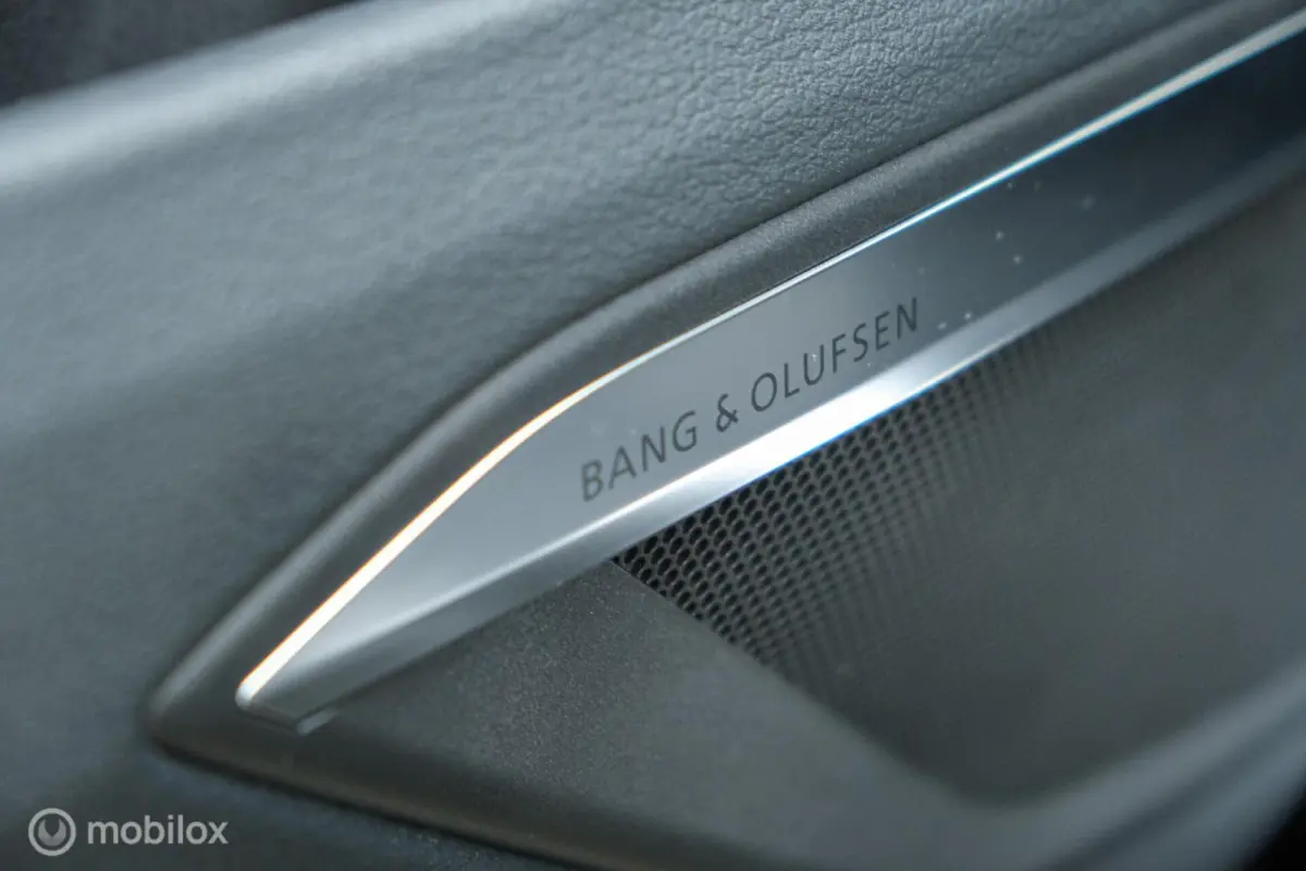 55 quattro S edition 95 kWh | HUD | Bang & Olufsen | RS-zetels | Nightvision | 23" velgen | Pano | 360 camera | Digital Matrix Led | Clima achterin | Stoel en stuurwielverw. | Unieke S Look