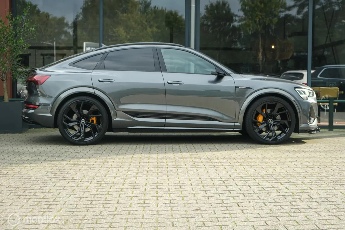 55 quattro S edition 95 kWh | HUD | Bang & Olufsen | RS-zetels | Nightvision | 23" velgen | Pano | 360 camera | Digital Matrix Led | Clima achterin | Stoel en stuurwielverw. | Unieke S Look