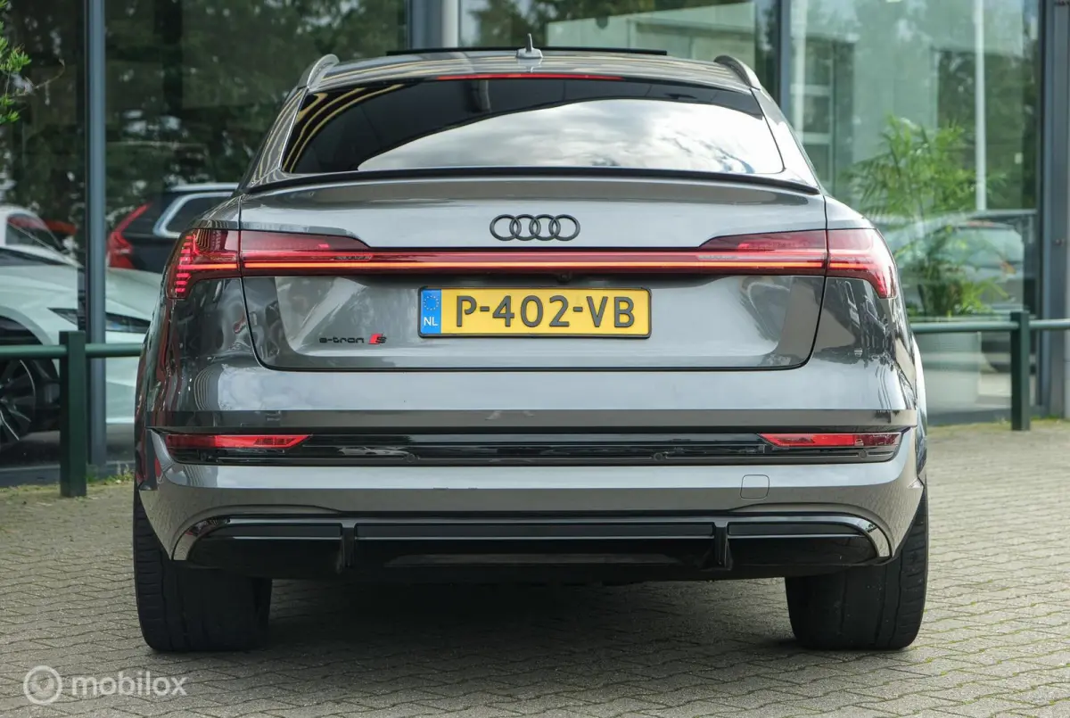 55 quattro S edition 95 kWh | HUD | Bang & Olufsen | RS-zetels | Nightvision | 23" velgen | Pano | 360 camera | Digital Matrix Led | Clima achterin | Stoel en stuurwielverw. | Unieke S Look