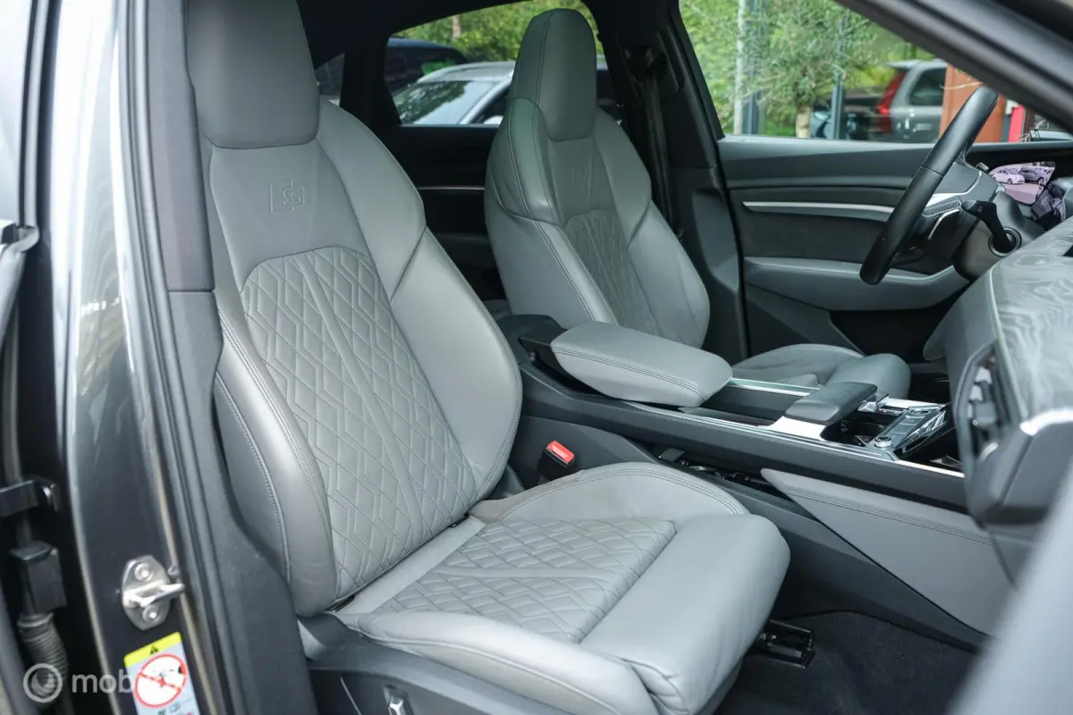 55 quattro S edition 95 kWh | HUD | Bang & Olufsen | RS-zetels | Nightvision | 23" velgen | Pano | 360 camera | Digital Matrix Led | Clima achterin | Stoel en stuurwielverw. | Unieke S Look