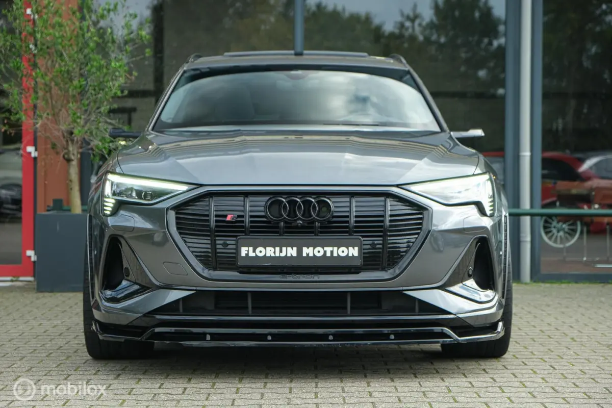 55 quattro S edition 95 kWh | HUD | Bang & Olufsen | RS-zetels | Nightvision | 23" velgen | Pano | 360 camera | Digital Matrix Led | Clima achterin | Stoel en stuurwielverw. | Unieke S Look