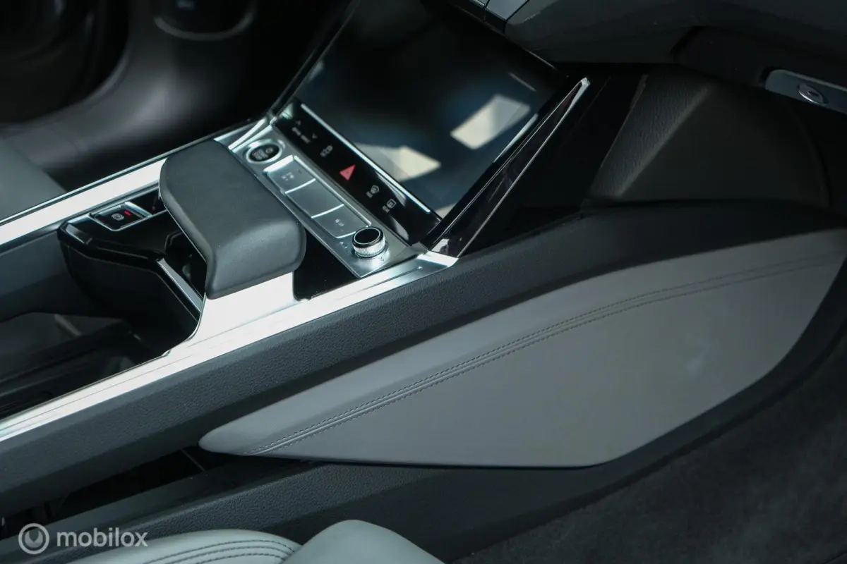 55 quattro S edition 95 kWh | HUD | Bang & Olufsen | RS-zetels | Nightvision | 23" velgen | Pano | 360 camera | Digital Matrix Led | Clima achterin | Stoel en stuurwielverw. | Unieke S Look