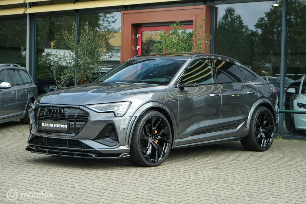 55 quattro S edition 95 kWh | HUD | Bang & Olufsen | RS-zetels | Nightvision | 23" velgen | Pano | 360 camera | Digital Matrix Led | Clima achterin | Stoel en stuurwielverw. | Unieke S Look