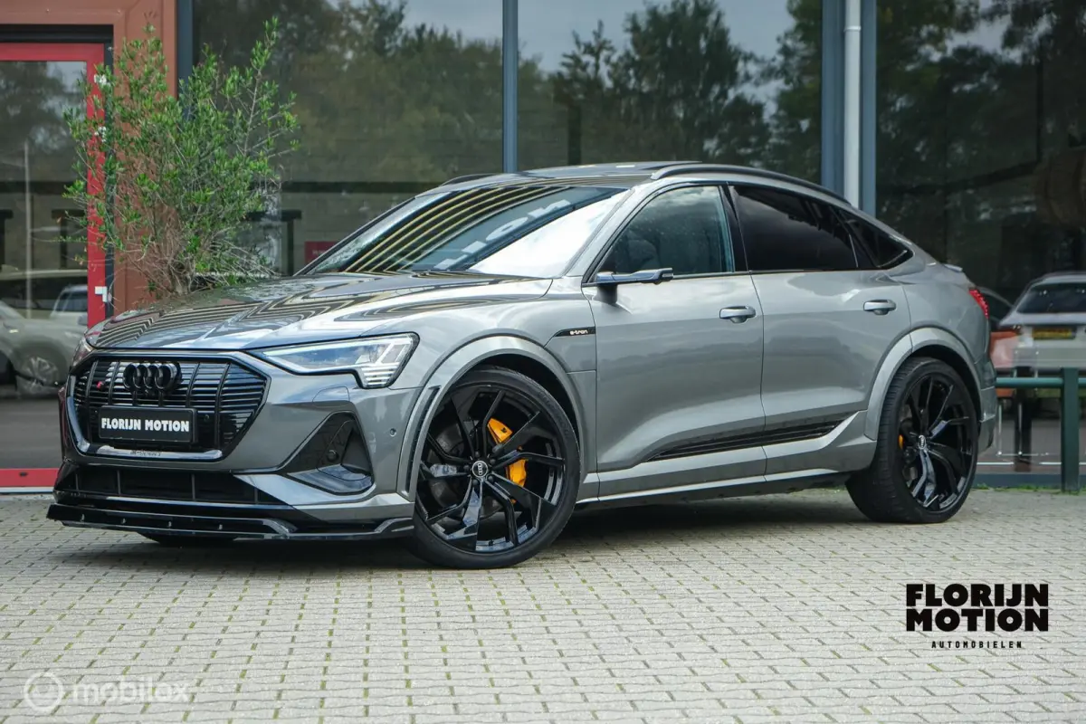 55 quattro S edition 95 kWh | HUD | Bang & Olufsen | RS-zetels | Nightvision | 23" velgen | Pano | 360 camera | Digital Matrix Led | Clima achterin | Stoel en stuurwielverw. | Unieke S Look