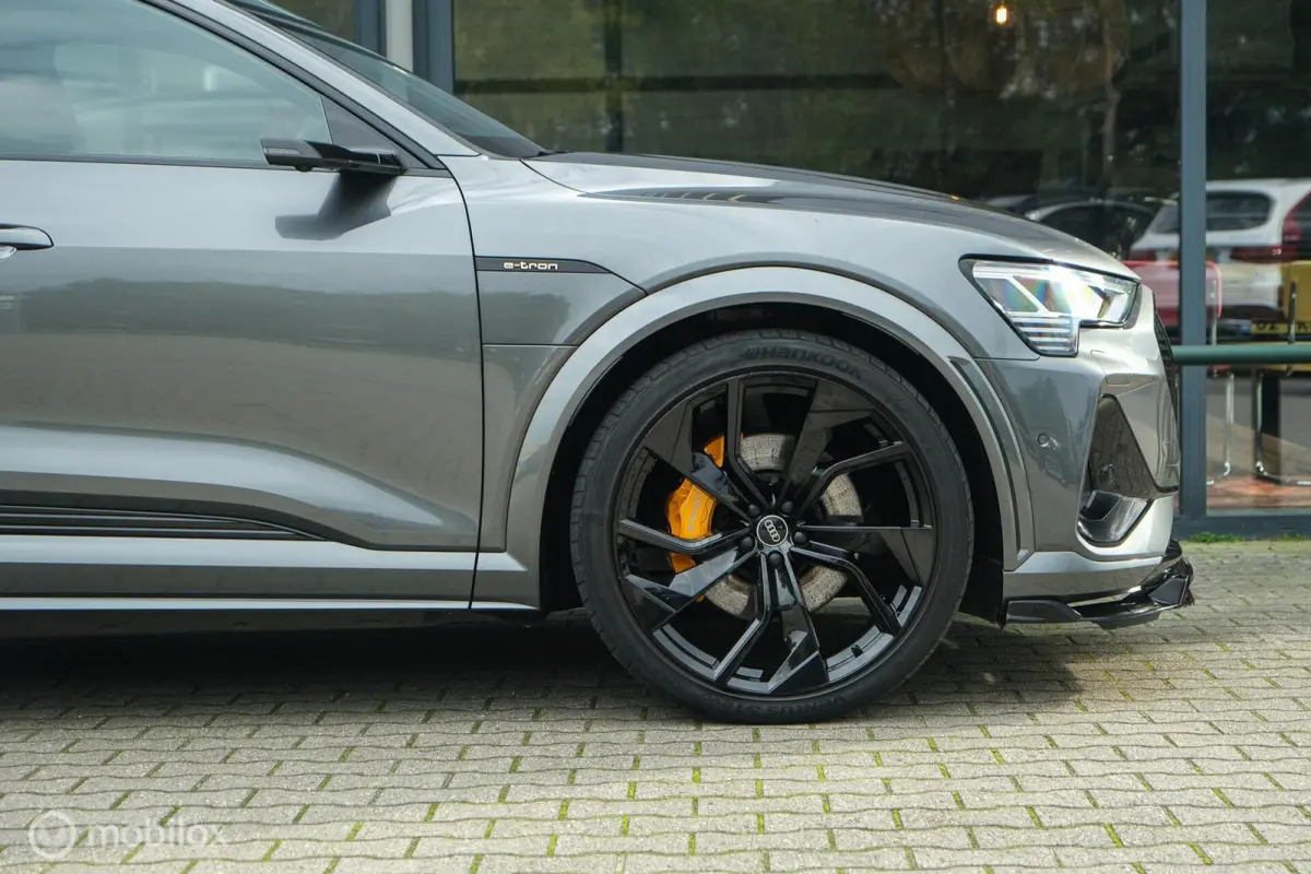 55 quattro S edition 95 kWh | HUD | Bang & Olufsen | RS-zetels | Nightvision | 23" velgen | Pano | 360 camera | Digital Matrix Led | Clima achterin | Stoel en stuurwielverw. | Unieke S Look