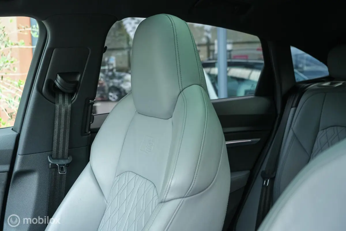 55 quattro S edition 95 kWh | HUD | Bang & Olufsen | RS-zetels | Nightvision | 23" velgen | Pano | 360 camera | Digital Matrix Led | Clima achterin | Stoel en stuurwielverw. | Unieke S Look