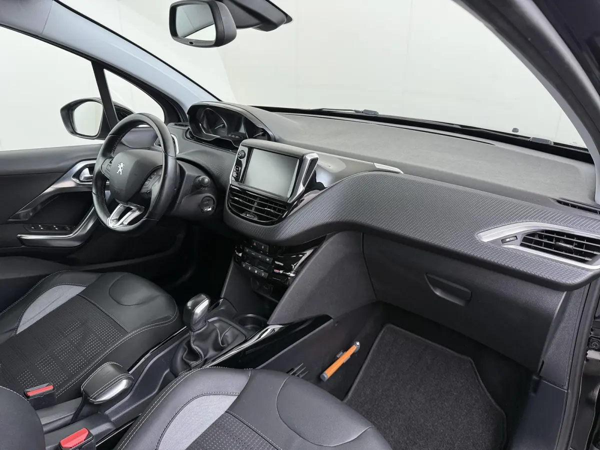 1.2 PureTech Allure | Navigatie | Parkeersensoren achter | Cruise Control | 16'' Lichtmetalen velgen |