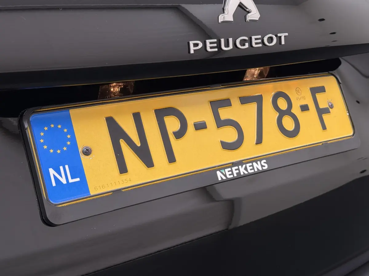 1.2 PureTech Allure | Navigatie | Parkeersensoren achter | Cruise Control | 16'' Lichtmetalen velgen |